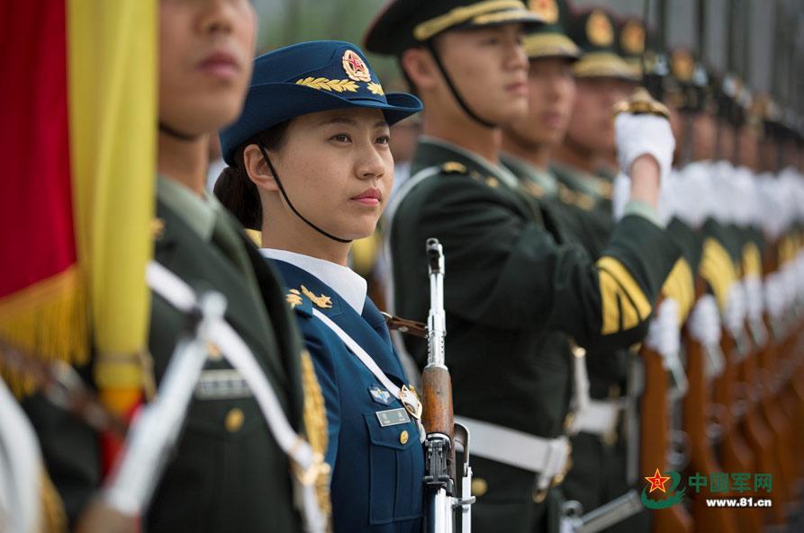 三軍儀仗隊女兵中隊，展現(xiàn)新時代巾幗英雄風(fēng)采，三軍儀仗隊女兵中隊，新時代巾幗英雄的風(fēng)采展現(xiàn)