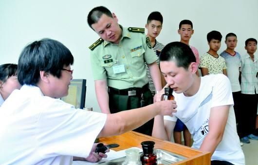 男兵體檢的尷尬圖，理解與尊重的重要性，男兵體檢中的尊重與理解的必要性，尷尬瞬間的思考