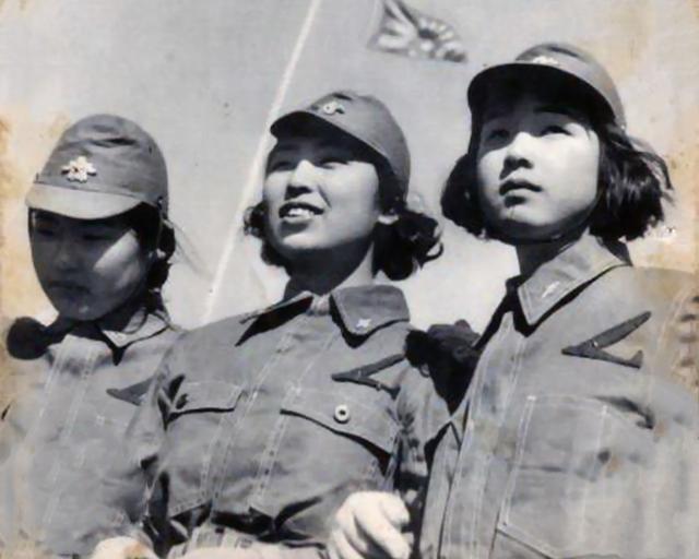 中國女兵敬禮圖片，展現(xiàn)力量與榮耀的象征，中國女兵敬禮，力量與榮耀的展現(xiàn)