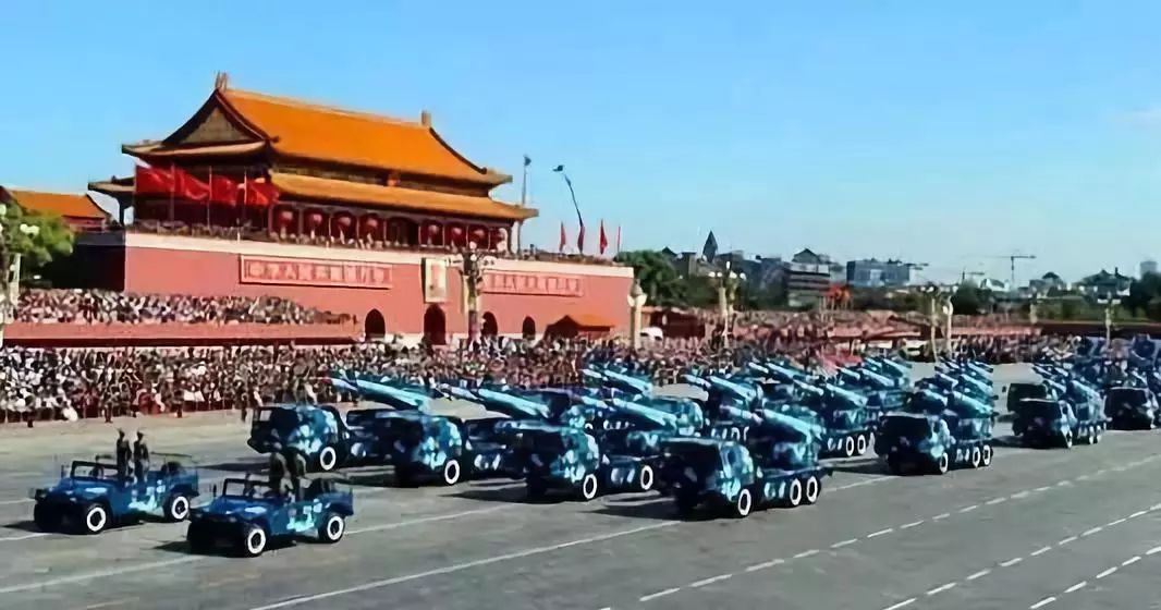 國(guó)慶70周年閱兵，展現(xiàn)中國(guó)力量與榮耀，國(guó)慶70周年閱兵，彰顯中國(guó)力量與榮光
